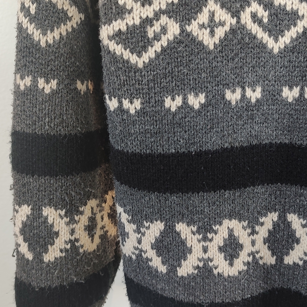 Gray Patterned Sweater - image 4